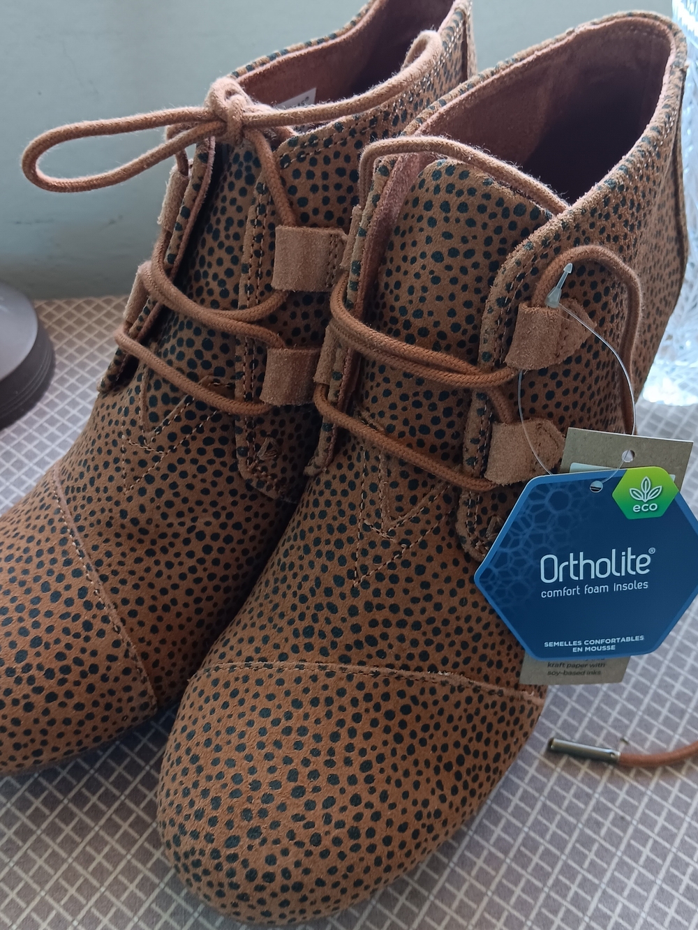 Toms Tan Suede Wedge Booties, Cheetah Print New With Tags, size 8.5